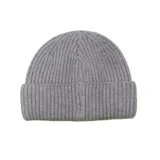 Gorro tipo beanie de punto acanalado, con diseño clásico y borde doblado.