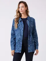 Camperita de tencel color azul con estampado paisley, cuello solapa y cierre frontal con botones. Incluye bolsillos en el pecho y en la parte inferior.