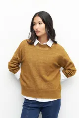 Sweater marrón de tejido de punto con calados en cuello y mangas.