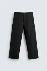 Pantalón de corte recto y ajuste relajado, confeccionado en una mezcla de algodón y lino. Presenta cintura elástica, bolsillos delanteros, bolsillo trasero de plastrón y cierre frontal con cremallera y botón.
