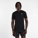 Remera deportiva New Balance color negro, de manga corta, con cuello redondo y logo blanco estampado en el pecho.