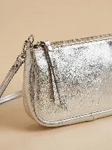 Cartera tipo bandolera de gamuza color verde militar, con cierre superior y herrajes metálicos plateados. Incluye asa corta para llevar al hombro y tiras colgantes decorativas en el lateral.