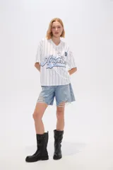 Remera blanca con rayas verticales azules y estampado frontal con la inscripción 'Los Angeles' y el número 9.