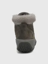 Botines de gamuza color gris oscuro con cuello de piel sintética, cierre mediante cordones y suela ergonómica con tecnología Spinal Flex.