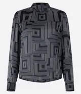Blusa de mangas largas con botones en los puños, cuello padre con abertura delantera y estampado geométrico. Confeccionada en tejido satinado.