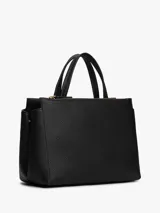 Cartera tipo satchel de Tommy Hilfiger en color negro, confeccionada en material texturizado. Presenta doble asa superior, correa ajustable extraíble y un diseño frontal con dos bandas verticales decorativas y el logo metálico TH en el centro.