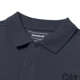 Remera tipo polo de manga corta color gris oscuro, con cuello y puños acanalados. Presenta el logo de la marca estampado en el pecho y un pequeño detalle bordado en la manga.