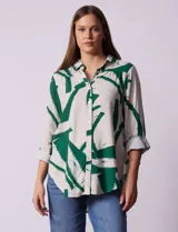 Camisa de manga larga con estampado abstracto en tonos verde y blanco. Cuello con solapa y abertura central con botones. Largo de manga regulable con presilla y botón. Terminación de ruedo anudada opcional.