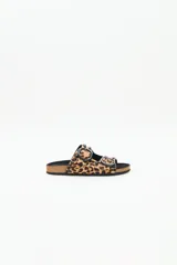 Sandalia tipo birkenstock de pelo con estampado animal print (leopardo), con dos tiras ajustables y tachas metálicas negras. La plantilla es de corcho y la suela de goma eva.
