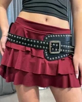 Cinturón ancho de cuero sintético negro con múltiples tachas metálicas plateadas y hebilla cuadrada grande.