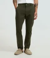 Pantalón skinny negro de sarga con elastano, estilo social, con cierre de botón y cremallera, y cintura con trabillas.
