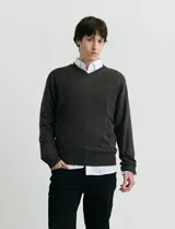 Sweater de punto con escote en V y manga larga, confeccionado en tejido acrílico con textura suave.