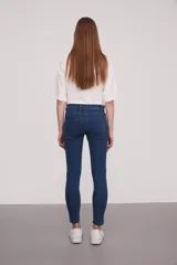 Pantalón jean de corte skinny y tiro medio, con diseño clásico de cinco bolsillos y costuras reforzadas.