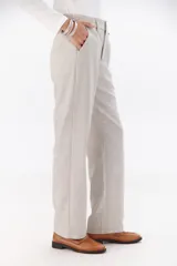Pantalón de vestir gris oscuro, de corte recto y relajado, con cintura elastizada, cierre de cremallera y botón. Cuenta con bolsillos laterales.