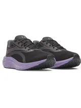 Championes de running Under Armour modelo W Ascend, color negro con entresuela en tono violeta. Presentan parte superior de malla transpirable con refuerzos en el mediopié, plantilla suave y amortiguación Charged+ Cushioning en la mediasuela.