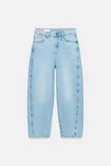 Jeans de tiro medio con diseño cropped, confeccionados en denim gris con efecto lavado. Presentan costuras laterales torcidas, trabillas para cinturón, cinco bolsillos y cierre frontal con cremallera y botón metálico.