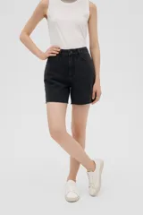 Bermuda de jean de tiro alto y corte recto, con ruedo desflecado y cierre frontal con botón y cremallera.