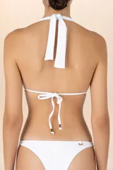 Top de bikini blanco marfil con diseño de triángulo y tiras anchas que se anudan al cuello.
