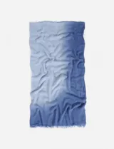 Pashmina rectangular con efecto degradado tie dye en tonos de azul.
