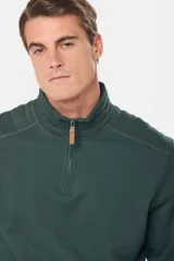 Buzo color borgoña de felpa con medio cierre frontal y cuello alto.