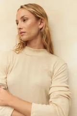 Polera de algodón color verde oliva, de manga larga y cuello alto.