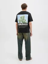 Camiseta negra de algodón con estampado en la espalda que incluye un cactus sobre un fondo celeste y el texto "ORIGINALS SINCE 1990. DESIGNED IN COPENHAGEN. BROUGHT TO YOU BY ORIGINALS DEPT."