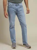 Pantalón de jean celeste, corte recto, con bolsillos delanteros y traseros.