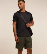 Bermuda deportiva masculina de color azul marino, con cintura elástica y cordón ajustable, bolsillos laterales con cierre y tecnología Dry para mayor transpirabilidad.
