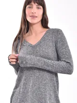 Sweater gris melange de tejido de punto con cuello en V y mangas largas con puños abotonados.