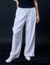 Pantalón wide leg blanco de lino, marca Zac & Rachel, con pretina ancha elastizada con lazo de ajuste, bolsillos inclinados delanteros y bolsillo lateral.