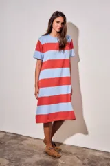 Vestido midi de tejido de punto con diseño de rayas horizontales anchas en color rojo y celeste. Presenta cuello redondo, mangas cortas y un corte recto y fluido.