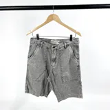 Bermuda de jean gris claro con bolsillos rectangulares.