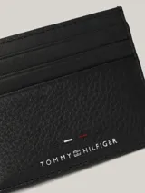 Tarjetero Tommy Hilfiger de cuero negro con paneles de piel lisa y granulada, múltiples ranuras exteriores para tarjetas, compartimento abierto y logo de la marca en el frente.