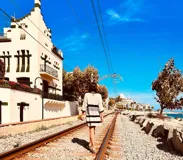 Vestido corto tejido en hilado de algodón con rayas horizontales en blanco, negro y beige.