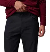 Pantalón de corte recto en color negro, confeccionado en tejido técnico resistente, con bolsillos laterales y cierre frontal.