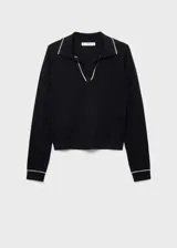 Jersey de punto fino en color negro, con cuello en pico estilo polo y detalles de ribetes en contraste color crema en el cuello y los puños. Presenta un diseño recto de manga larga y corte estándar.