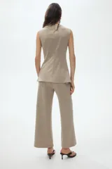 Pantalón de tiro alto con cintura elástica y piernas amplias, confeccionado en punto jacquard con diseño de cuadros pequeños.