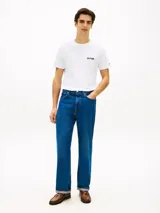 Remera Tommy Hilfiger de manga corta y cuello redondo en color blanco, con pequeño estampado gráfico de la marca en el pecho.