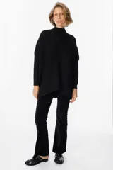 Sweater verde militar de punto con cuello alto y diseño calado en forma de espiga.