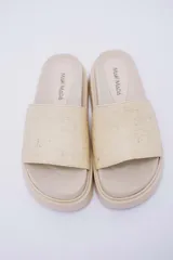 Sandalias negras de plataforma, veganas y amigables con el medio ambiente. Hechas con Piñatex, textil que busca suplantar el cuero animal, hecho a partir de las hojas del ananá.