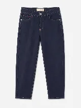 Pantalón de gabardina de corte recto y tiro bajo, color azul marino, con bolsillos estilo jean y costuras en contraste.