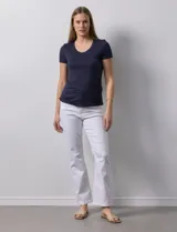 Remera azul marino de modal, marca Tahari, con cuello redondo a la base y mangas cortas.