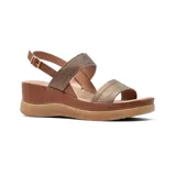 Sandalias de cuero color marrón con plataforma y dos tiras, una delantera color beige y otra trasera con hebilla.