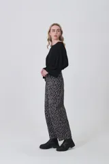 Pantalon de jean de corte holgado y tiro alto, con estampado animal print abstracto en tonos gris y negro.