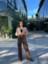 Pantalón de animal print con corte palazzo, tiro alto y bolsillos laterales.