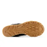 Championes urbanos New Balance modelo 574, color negro con detalles en beige y suela de goma color caramelo. Confeccionados con tecnología Cordura, presentan cordones bicolores en amarillo y rojo, logo N lateral y entresuela con tecnología ENCAP para mayor amortiguación.