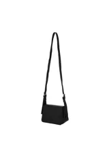 Bandolera color negro de cuero sintético con solapa frontal, correa larga ajustable y detalles metálicos plateados.