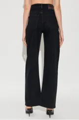 Jean de mujer Diesel modelo 1971 D-Sent, color negro, de tiro alto y cintura frontal en forma de V, con pierna recta y diseño de cinco bolsillos.