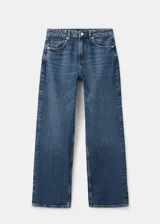 Jeans de corte recto y tiro medio en color azul clásico, con bolsillos delanteros y traseros, y cierre frontal con botón y cremallera.