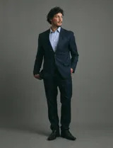 Ambo de vestir para hombre compuesto por saco de dos botones y pantalón de corte recto, en color azul oscuro.